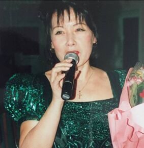 КИМ Свира - популярная певица (лирическое сопрано), солистка ансамбля “Ченчун”.